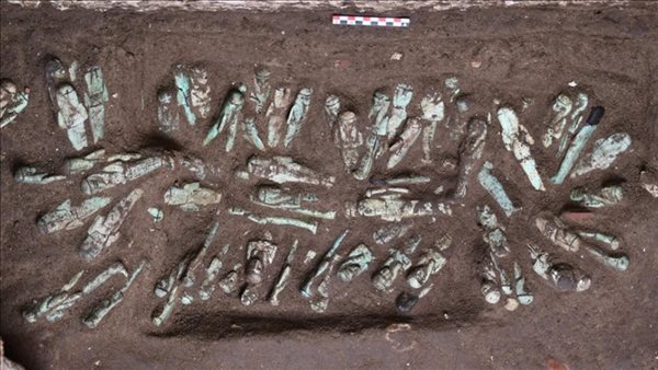 اكتشاف 225 تمثالًا جنائزيًا يطيح بصمت مقابر تانيس ويفتح لغز دفن ملوك الأسرة 22