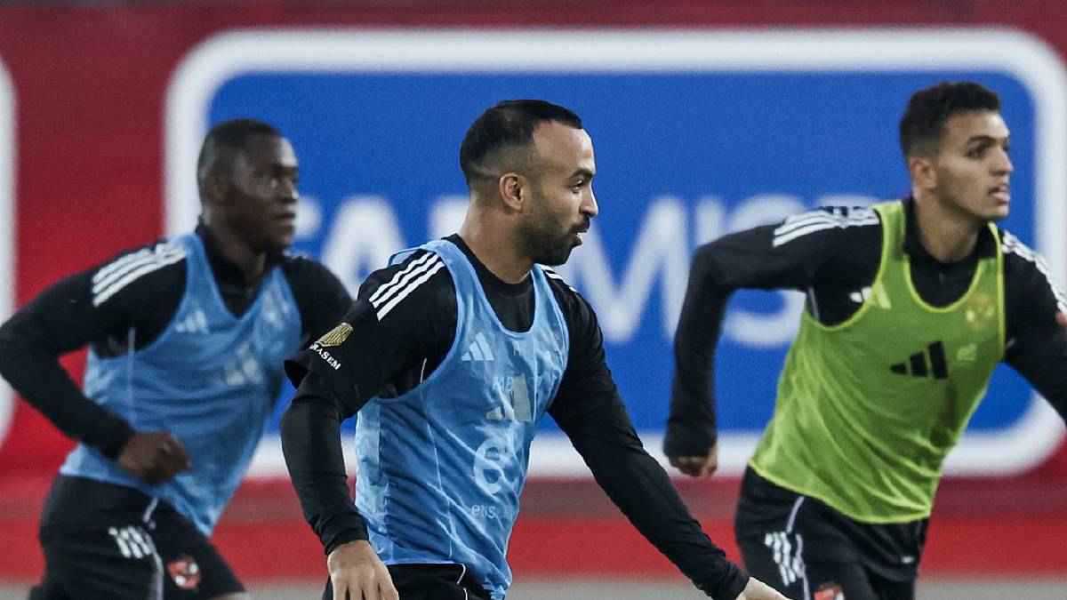 التجديد أو الرحيل الفوري.. الأهلي المصري يواجه نجمه بقرار حاسم