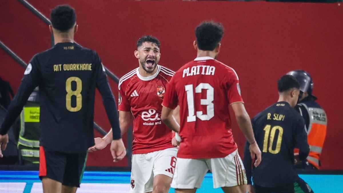 التحكيم الكارثي السبب.. أول تعليق من الجيش الملكي على أحداث مباراة الأهلي المصري