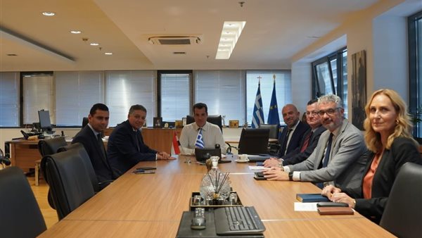 السفير المصرى يلتقى بوزير الهجرة واللجوء اليونانى