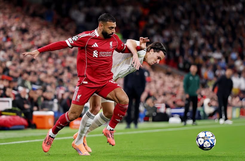 قد تكون صورة كرة قدم، وكرة قدم، وأحذية رياضية بدبابيس وتحتوي على النص '。 hodor chartere standard ישי'