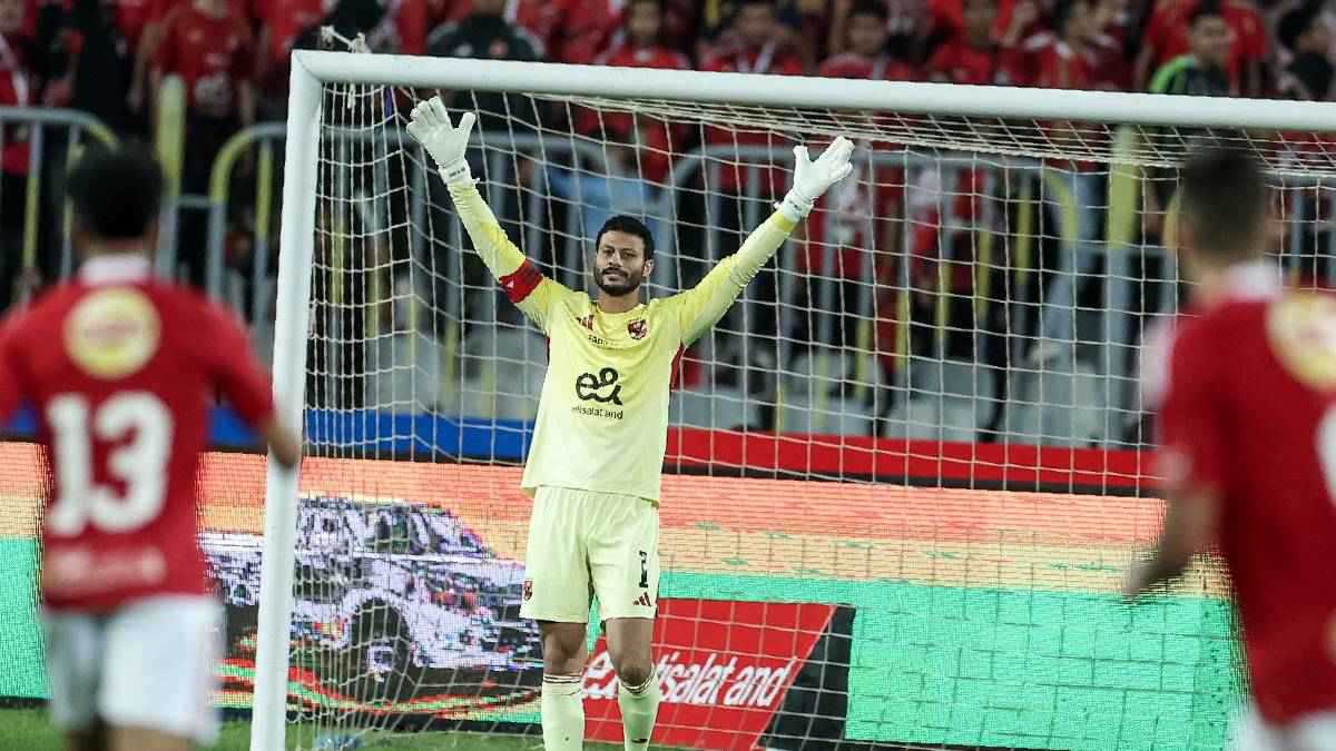 القائد يتحدث.. ماذا حدث في غرفة ملابس الأهلي بعد التعادل مع المصري؟