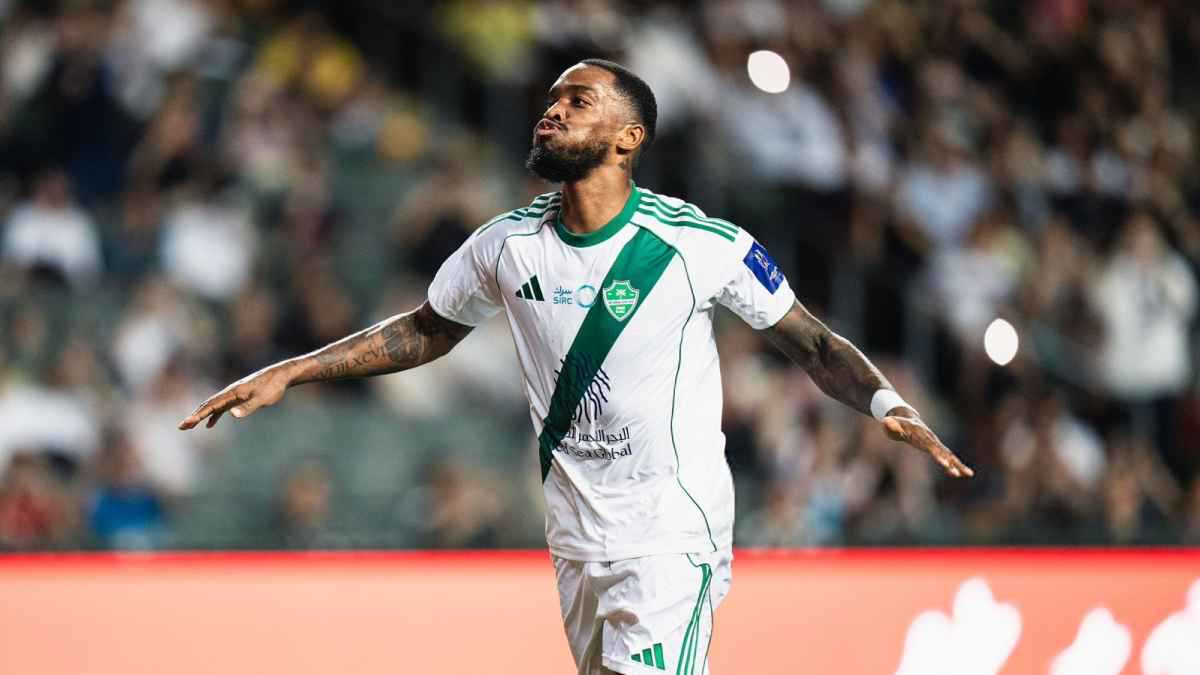 الهروب الكبير.. 3 أسباب لـ”تمرد” نجم الأهلي السعودي