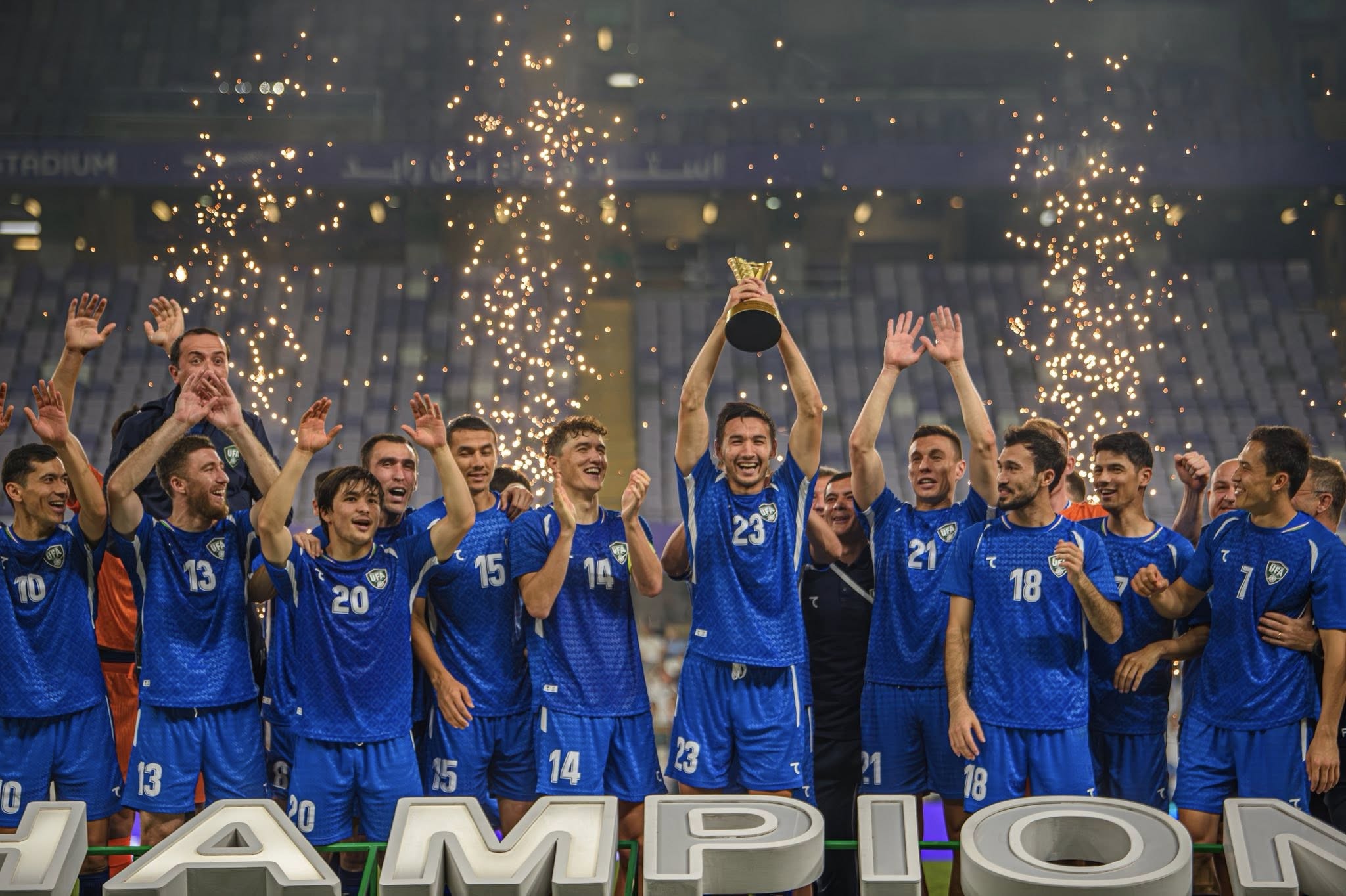 قد تكون صورة كرة قدم، وكرة سلة، وكرة قدم ونص