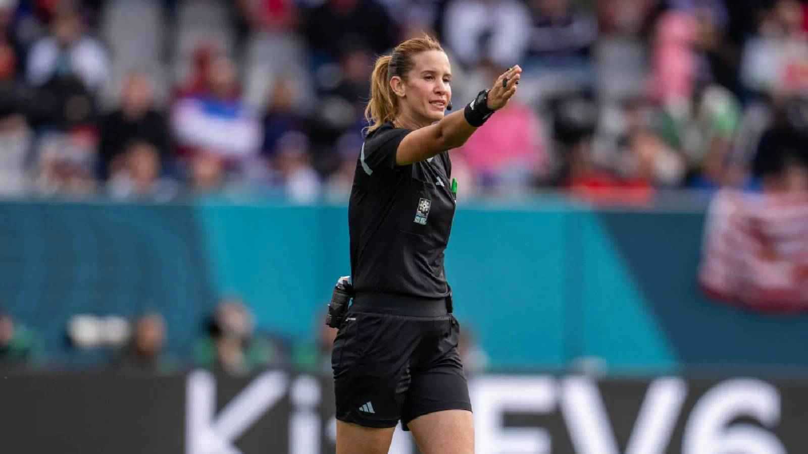 بشكل مفاجئ.. أشهر حكمة مغربية تعلن اعتزالها وتكشف “المتهم”