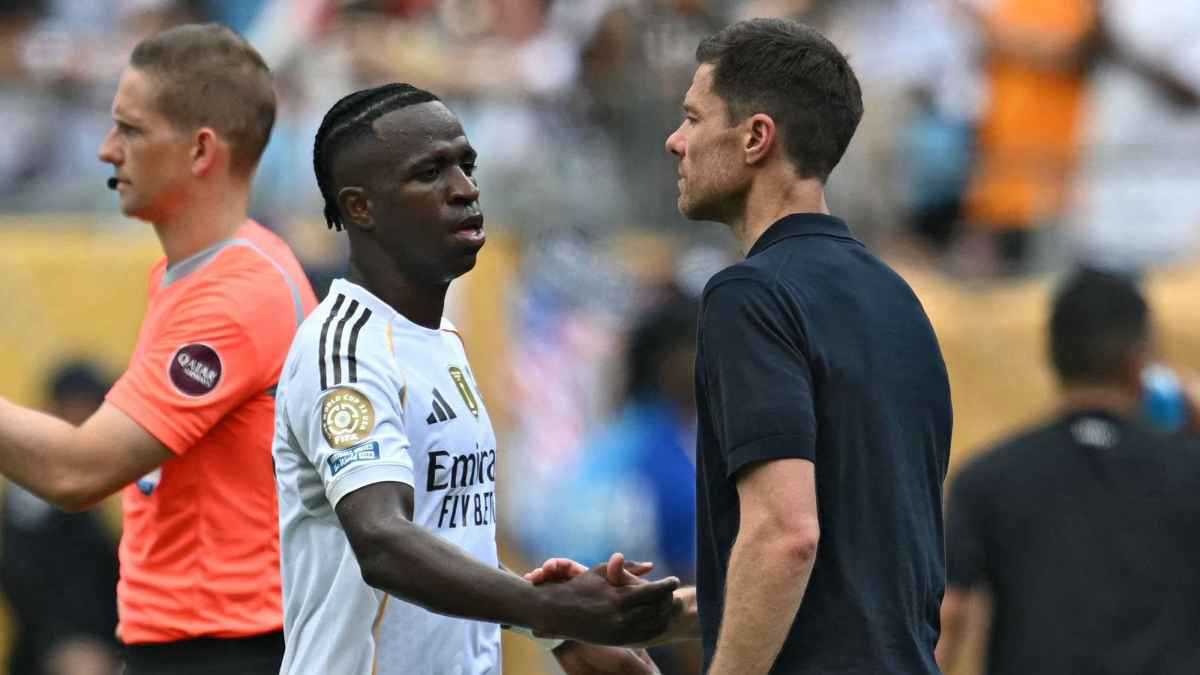 بعد اشتعال الصراع.. هل يضحي ريال مدريد بتشابي ألونسو من أجل فينيسيوس؟