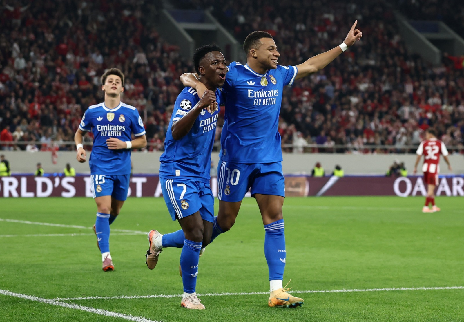 كيليان مبابي مهاجم ريال مدريد يحتفل مع زميله فينيسيوس جونيور بهدفه في شباك أولمبياكوس اليوناني بدوري أبطال أوروبا - 26 نوفمبر 2025