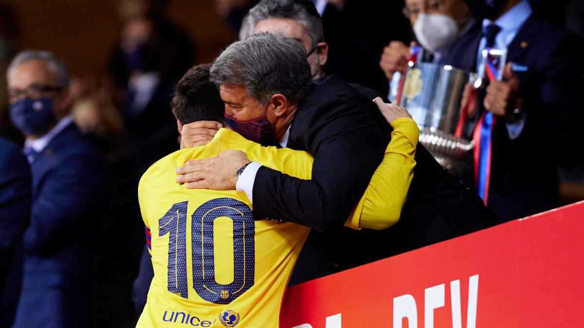 بعد زيارته “كامب نو” وتصريح العودة.. رئيس برشلونة يصدم ميسي