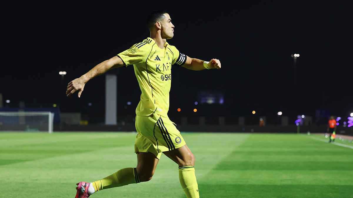 بعد ظهور الصوت.. هل أخطأ كريستيانو رونالدو في حديثه مع حكم مباراة نيوم؟ (فيديو)