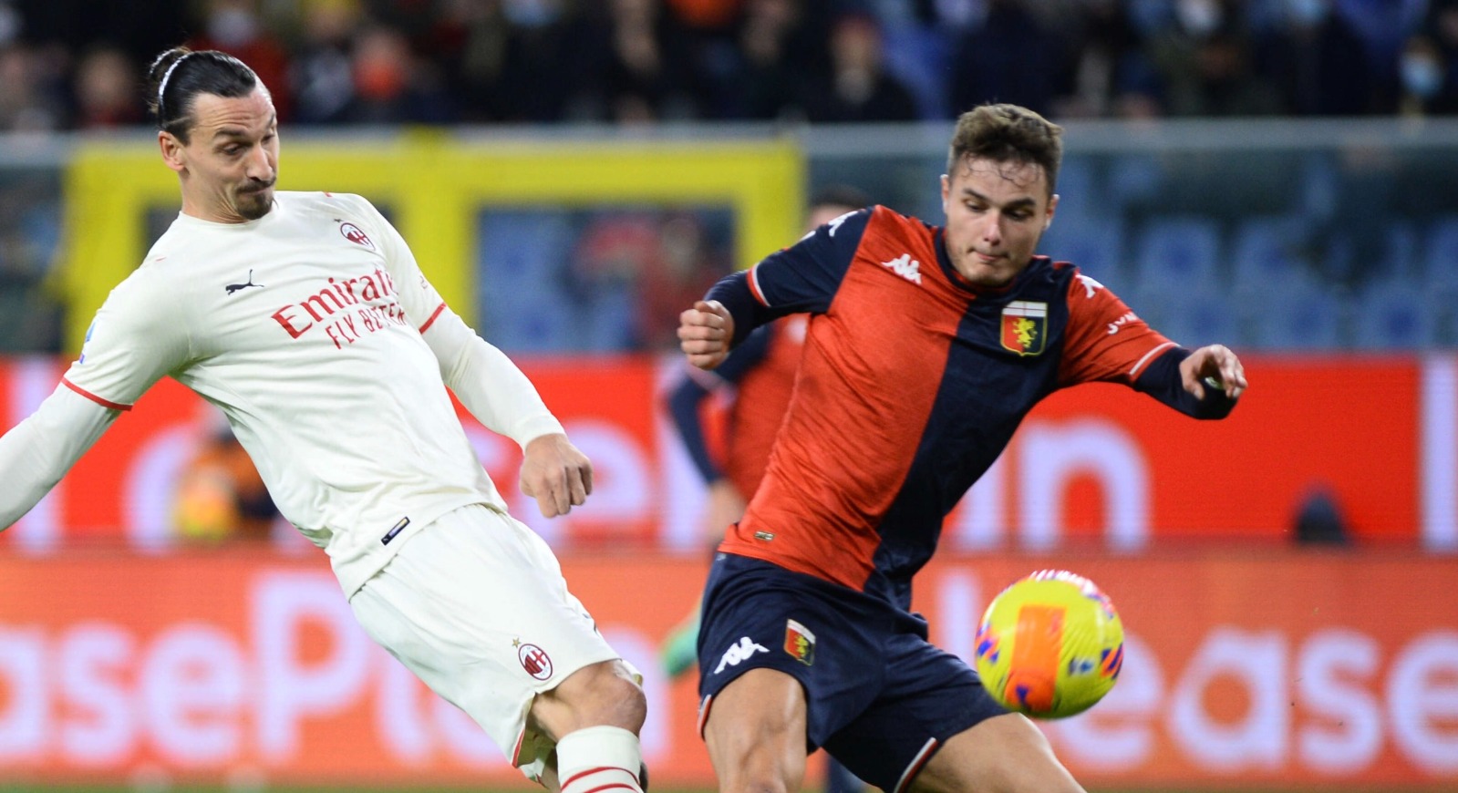 اللاعب البلجيكي لنادي جنوى زينهو فانهيوسدين في التحام مع أسطورة ميلان زلاتان إبراهيموفيتش