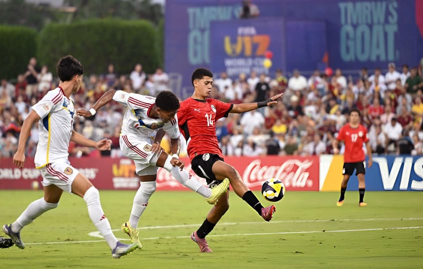 قد تكون صورة كرة قدم، وكرة قدم ونص