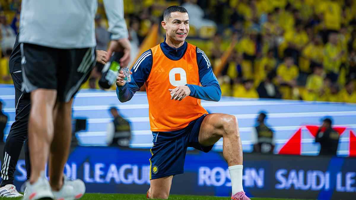 تصرف رائع من رونالدو مع طفلة قبل مباراة النصر والخليج (فيديو)