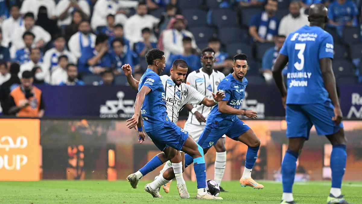 تغاضى عن طرد واضح.. تقييم كارثي لحكم مباراة الهلال والشباب (فيديو)