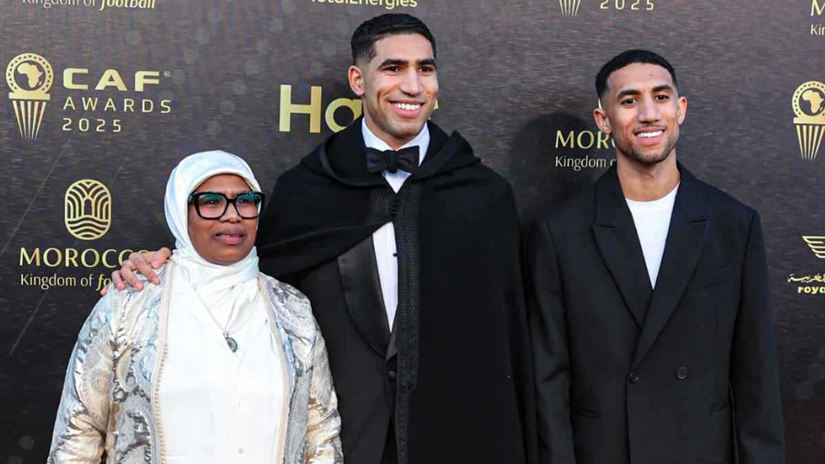 حكيمي يصل إلى حفل جوائز الكاف على “سكوتر” ويقبّل رأس والدته (فيديو)