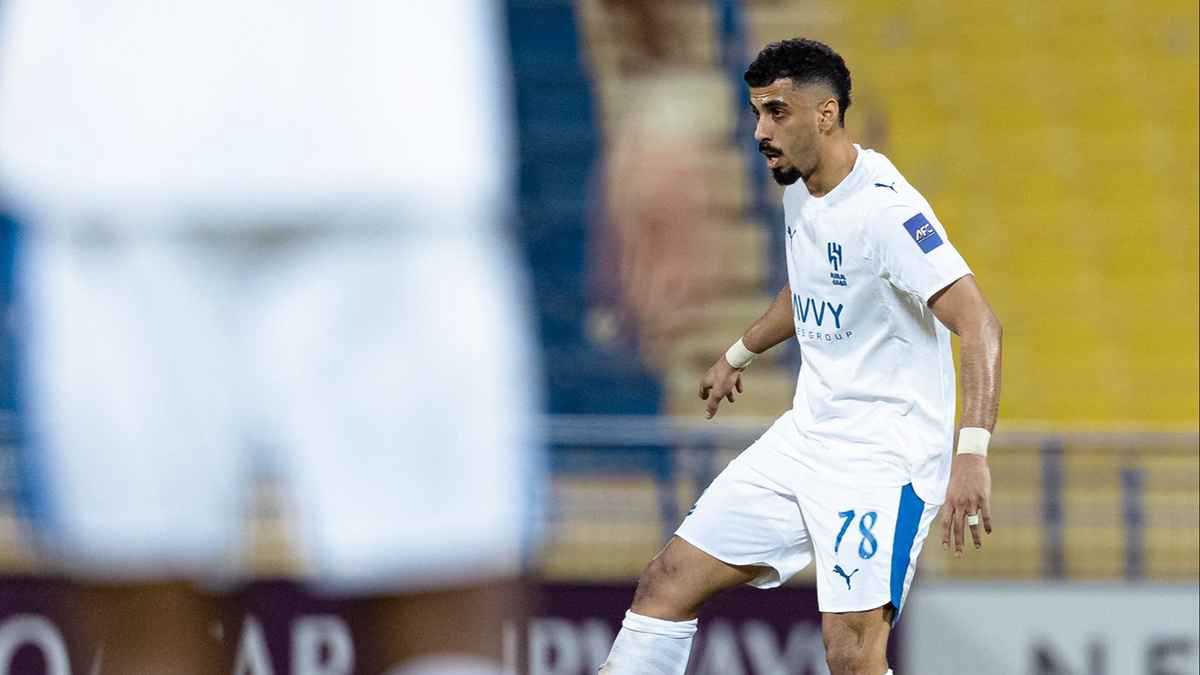 خرج باكيا.. أول تشخيص لإصابة نجم الهلال علي لاجامي (فيديو)