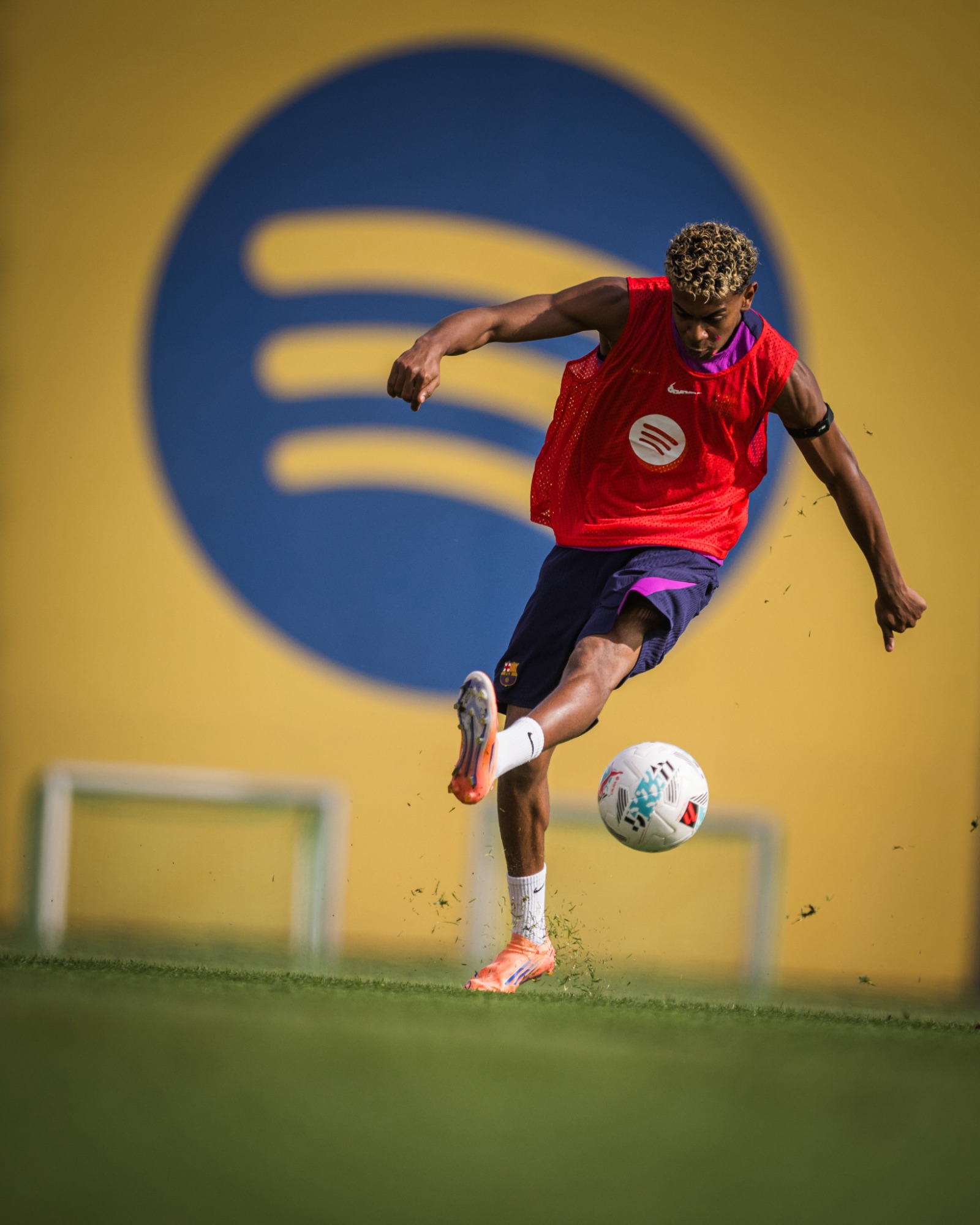 لامين يامال خلال تدريبات برشلونة قبل مواجهة إلتشي بالدوري الإسباني - 1 نوفمبر 2025