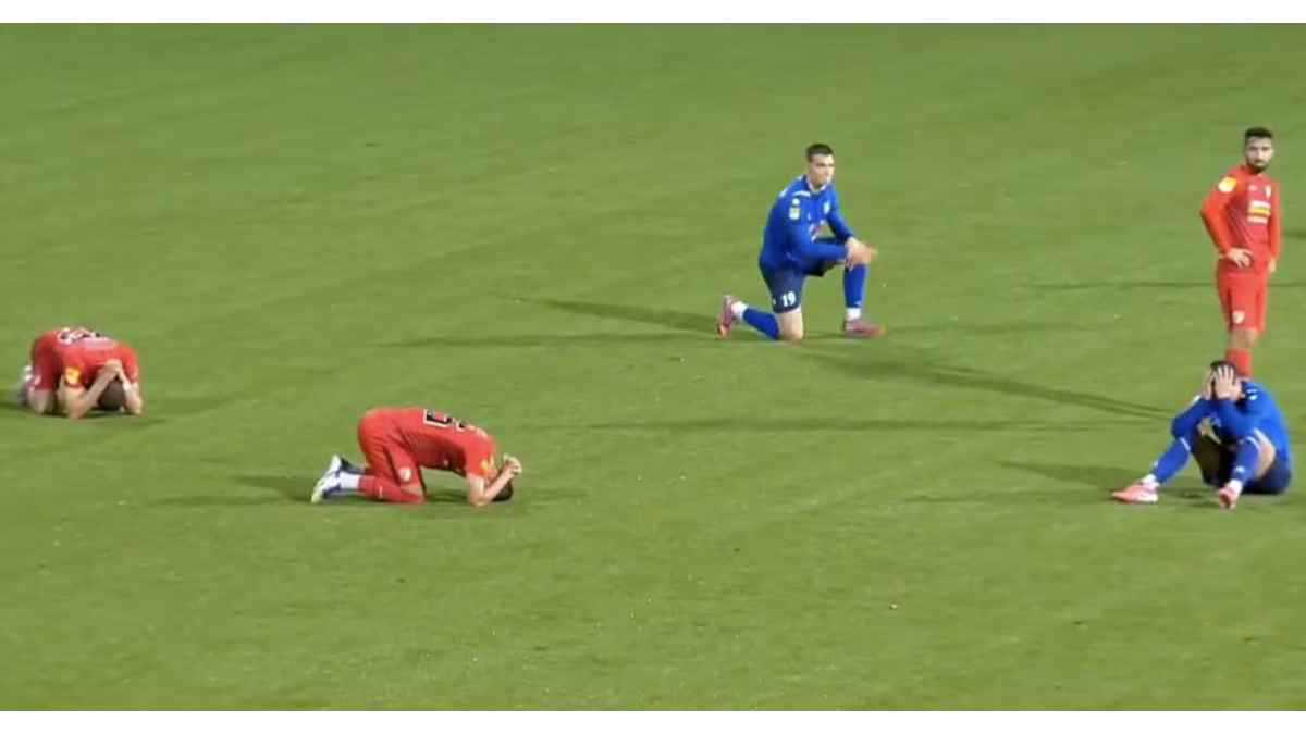 داخل الملعب.. وفاة مأساوية لمدرب في الدوري الصربي (فيديو)