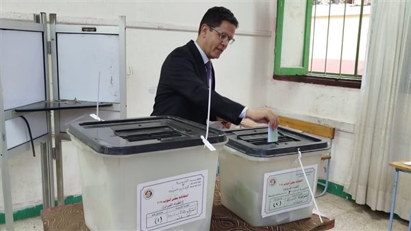 رئيس جامعة بنها يدلي بصوته في انتخابات مجلس النواب