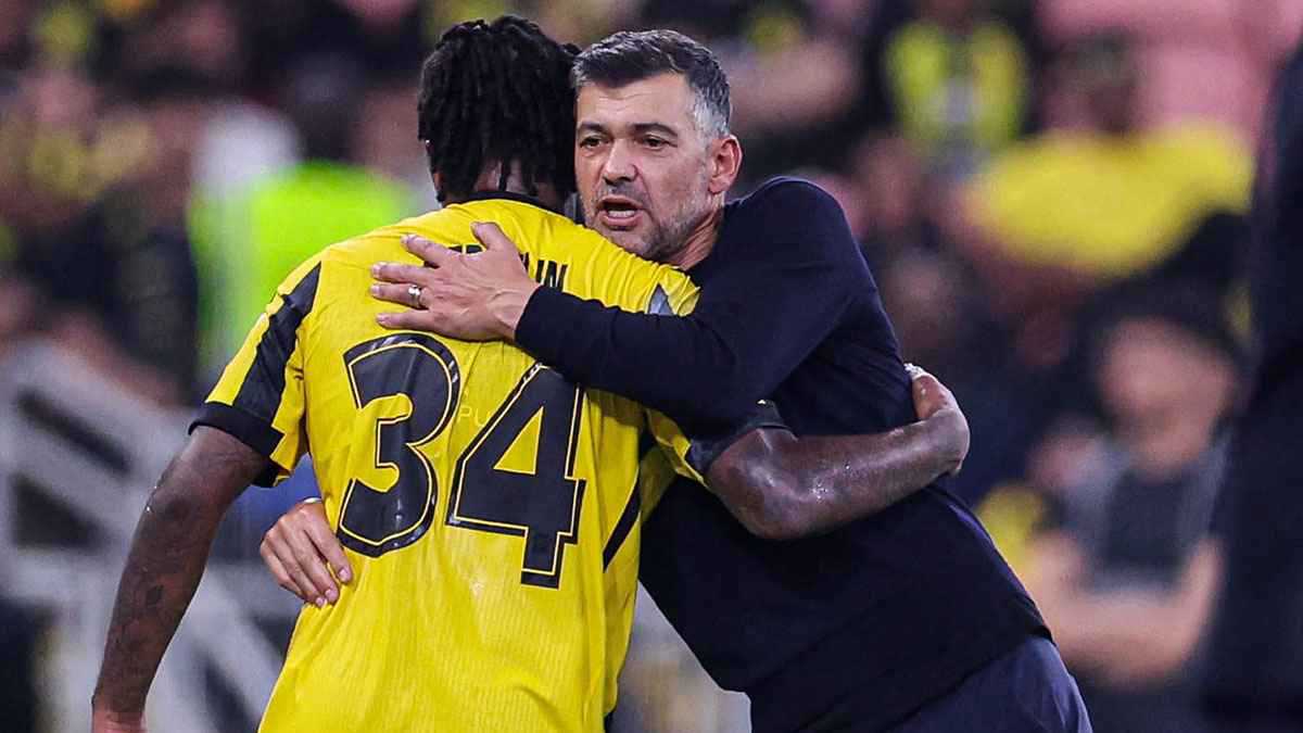 رد حاسم حول أزمات كونسيساو مع نجوم الاتحاد السعودي (فيديو)