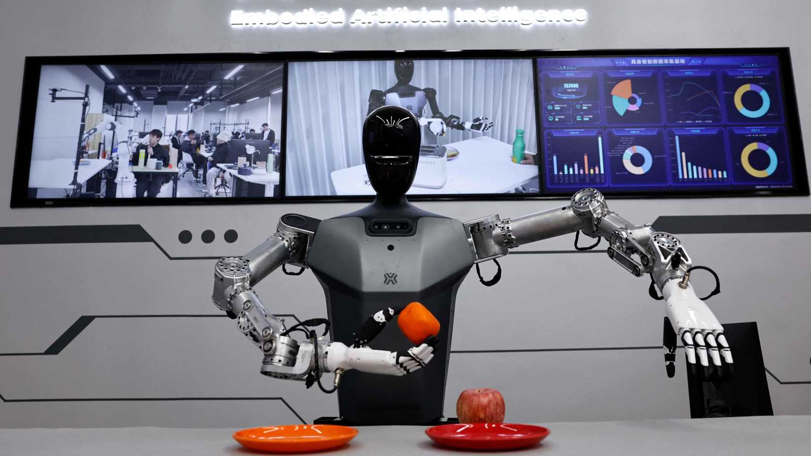 روبوت يسجل رقماً قياسياً بالسير 106 كيلومترات (فيديو)