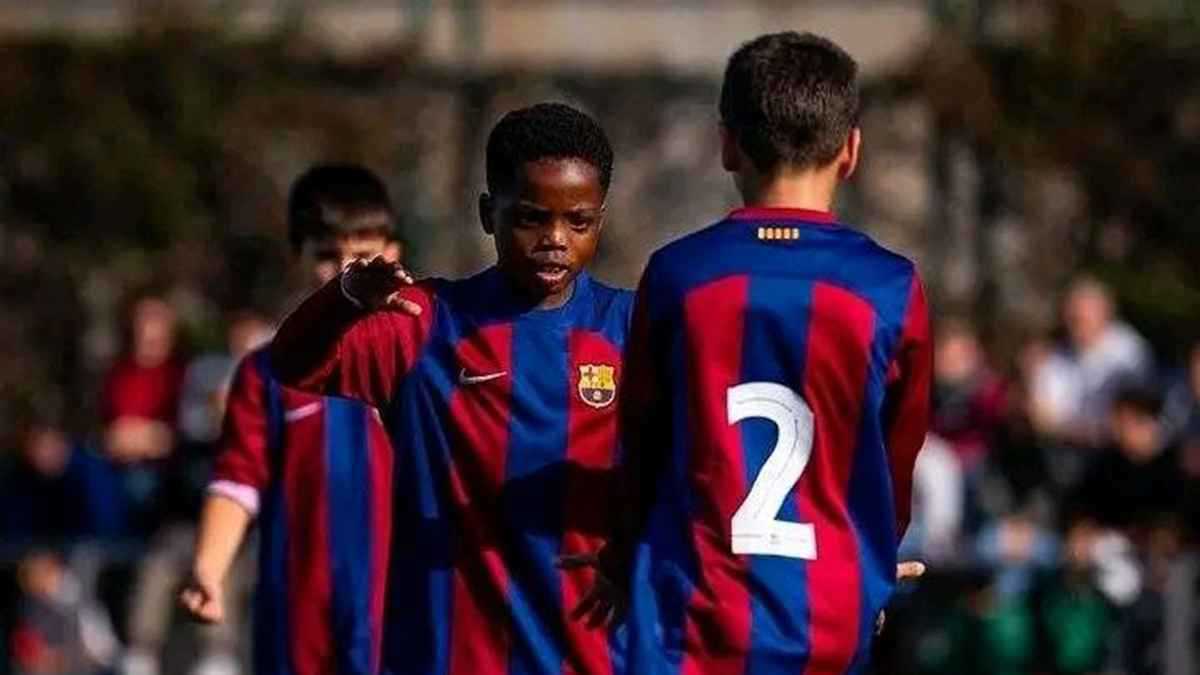 سجل 145 هدفاً وخطفته نايكي.. من هو ديستني كوسيسو “معجزة” برشلونة؟