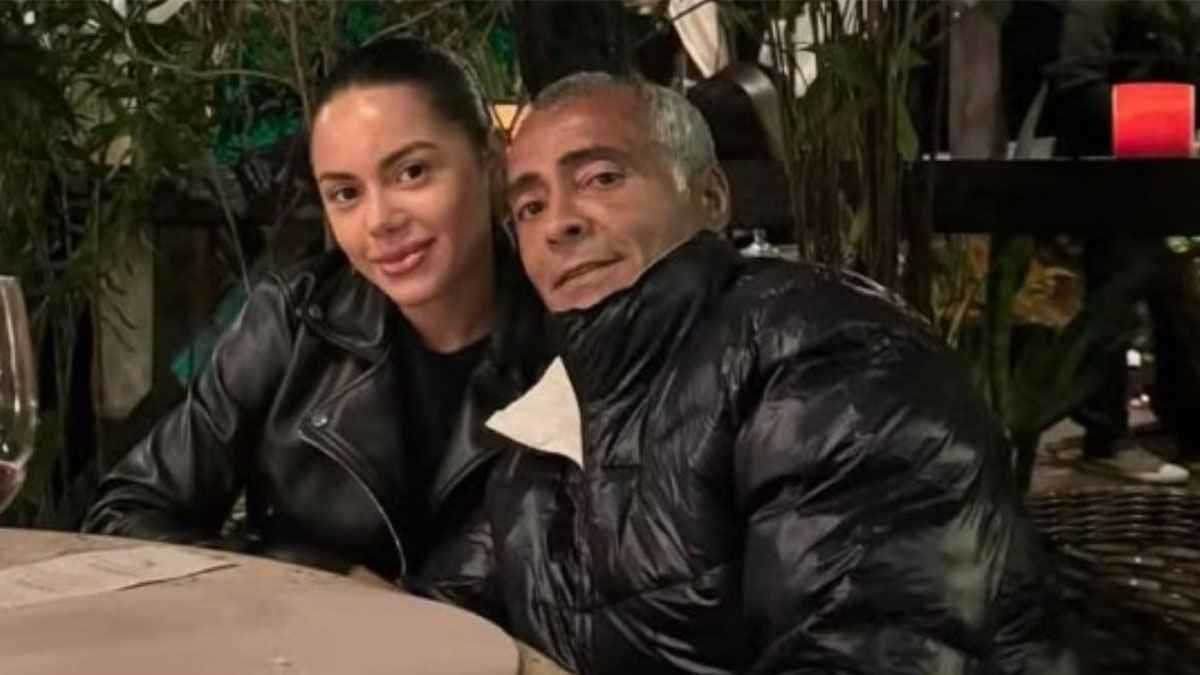 شوهد مع شقراء جديدة.. روماريو ينفصل عن صديقته التي تصغره بـ22 عاما