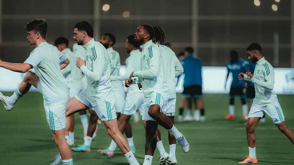 “صفقة تبادلية كبرى” تفتح الباب لرحيل نجم الأهلي السعودي