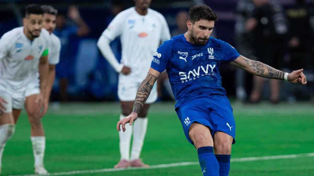 ضربة جزاء حاسمة غير صحيحة.. خطأ كارثي من حكم مباراة الهلال والفتح (فيديو)