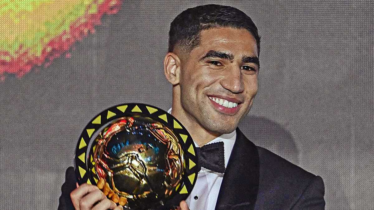 على ساق واحدة مدعوماً بسكوتر.. أشرف حكيمي يستلم جائزته في مشهد أيقوني (فيديو)