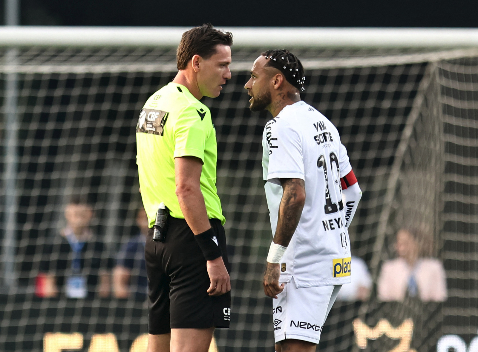 نيمار يجادل الحكم رامون أباتي خلال مباراة بين سانتوس وفاسكو دا غاما بالدوري البرازيلي – 17 أغسطس 2025