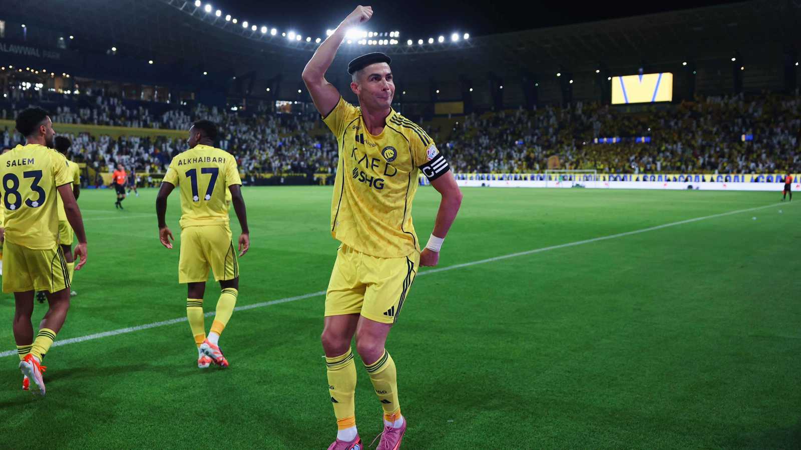 فرحة غامرة.. كريستيانو رونالدو يرقص بالعقال (فيديو)