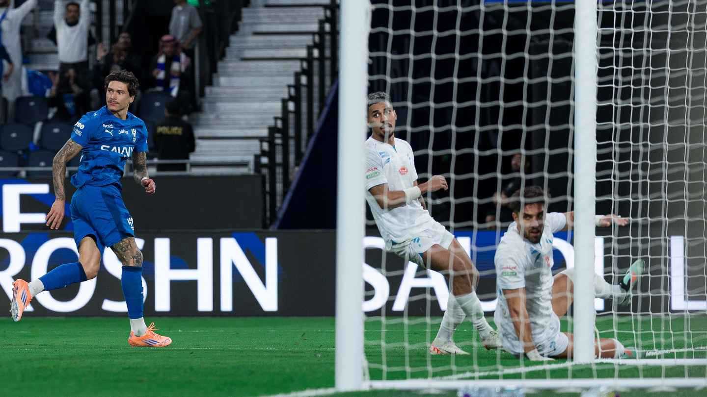 فوز مثير على الفتح يمنح الهلال المركز الثاني مؤقتا في الدوري السعودي (فيديو)