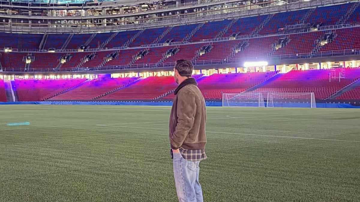 في خطوة مفاجئة.. ميسي يزور ملعب “كامب نو” (صور وفيديو)