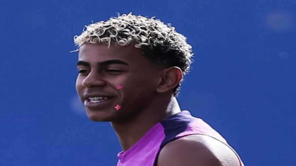 في ظهوره الأول بعد الانفصال.. ما سر النجوم التي يلصقها لامين يامال على وجهه؟