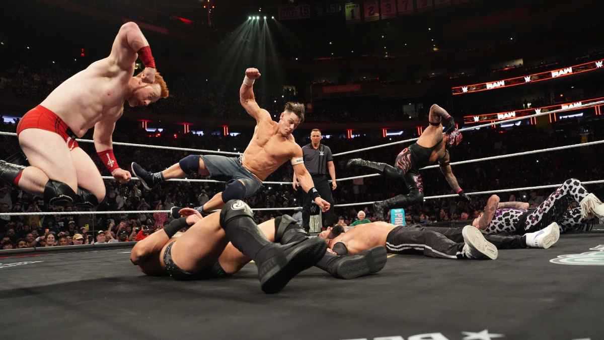 في نزال ثلاثي مثير.. جون سينا يبدع في نزاله الأخير بمنافسات “WWE RAW” (فيديو)