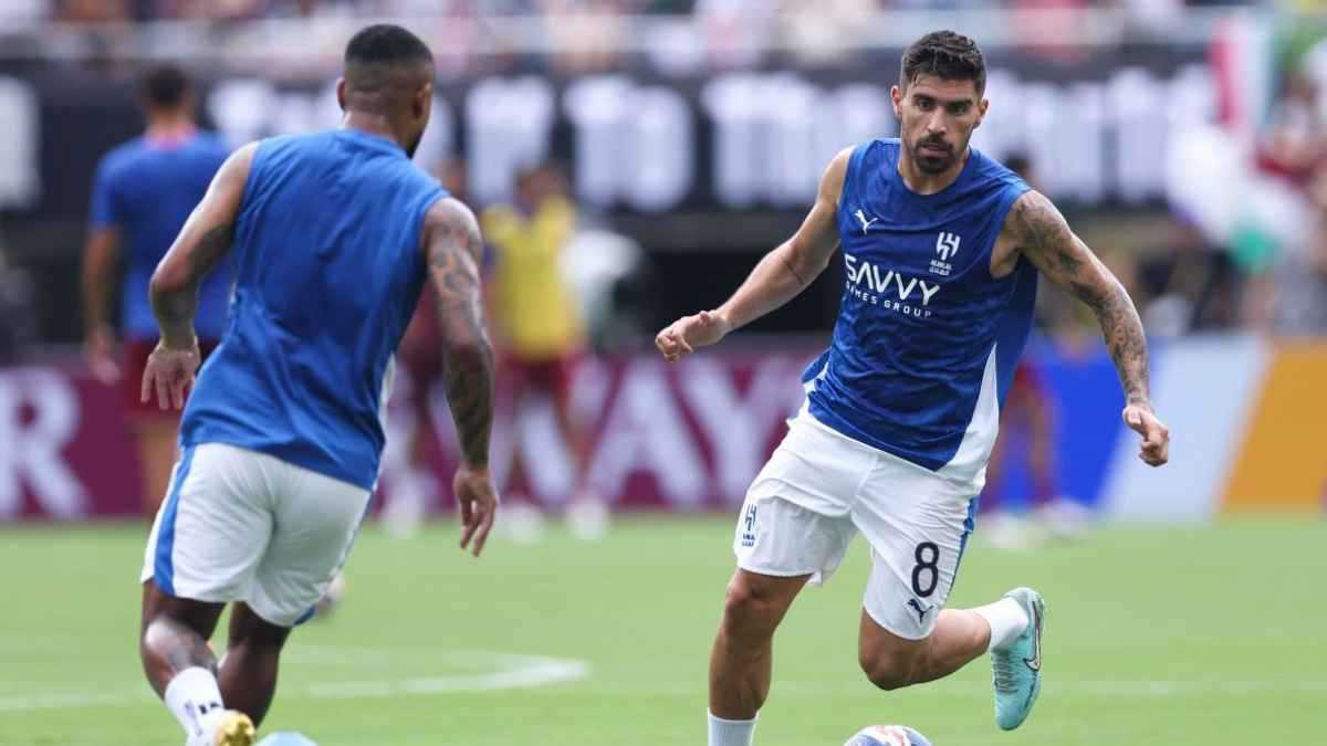 في يناير.. مانشستر يونايتد “ينقض” على نجم الهلال السعودي