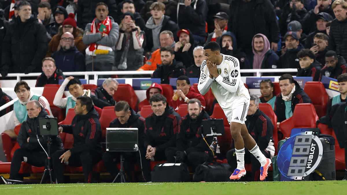 فيديو يثير الجدل.. هل تجاهل محمد صلاح مصافحة أرنولد؟ (شاهد)