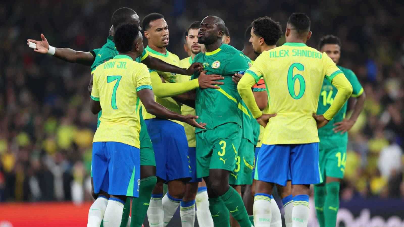 فينيسيوس يشتبك مع كوليبالي في مباراة البرازيل والسنغال (فيديو وصور)