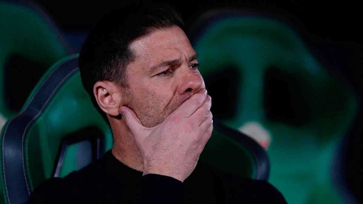 كاد أن يتسبب في خسارة تاريخية.. تشابي ألونسو يورط ريال مدريد بـ 3 أخطاء كارثية