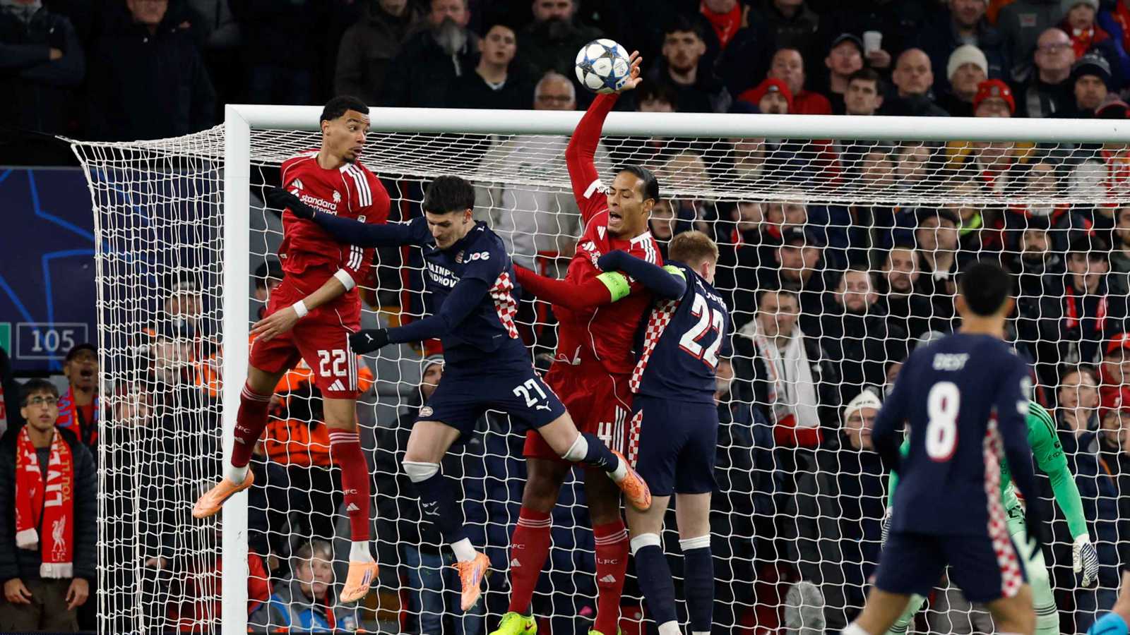 كارثة في آنفيلد.. فان دايك يمنح آيندهوفن ركلة جزاء مبكرة (فيديو)