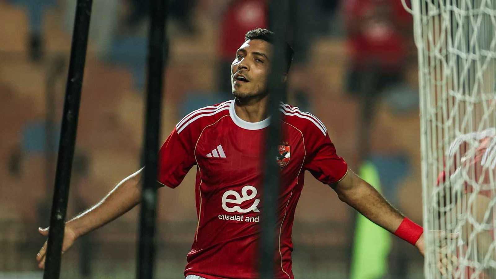 كم هدفًا يحتاج محمد شريف لدخول قائمة “العشرة أساطير” في تاريخ الأهلي؟