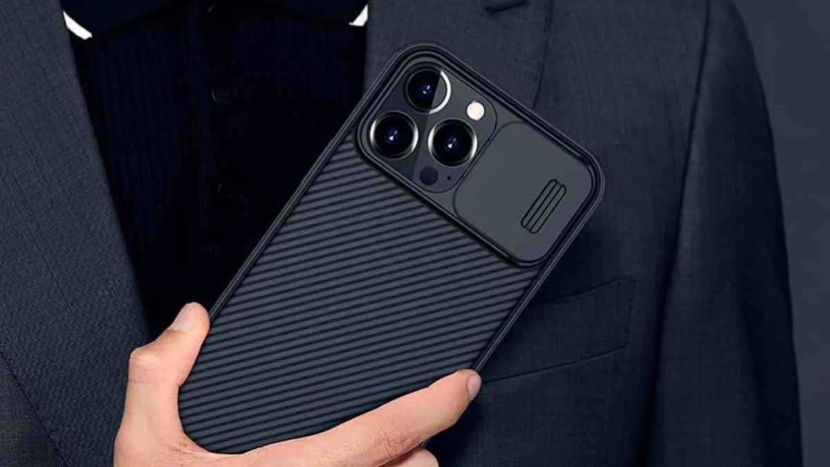 لحماية العدسة أم الخصوصية.. لماذا يلجأ البعض إلى حجب كاميرات هواتفهم؟