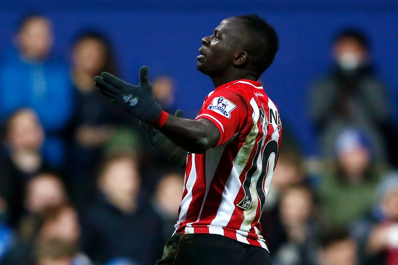 ساديو ماني يحتفل بعد تسجيله هدفاً لساوثهامبتون في شباك كوينز بارك رينجرز - 7 فبرار 2015