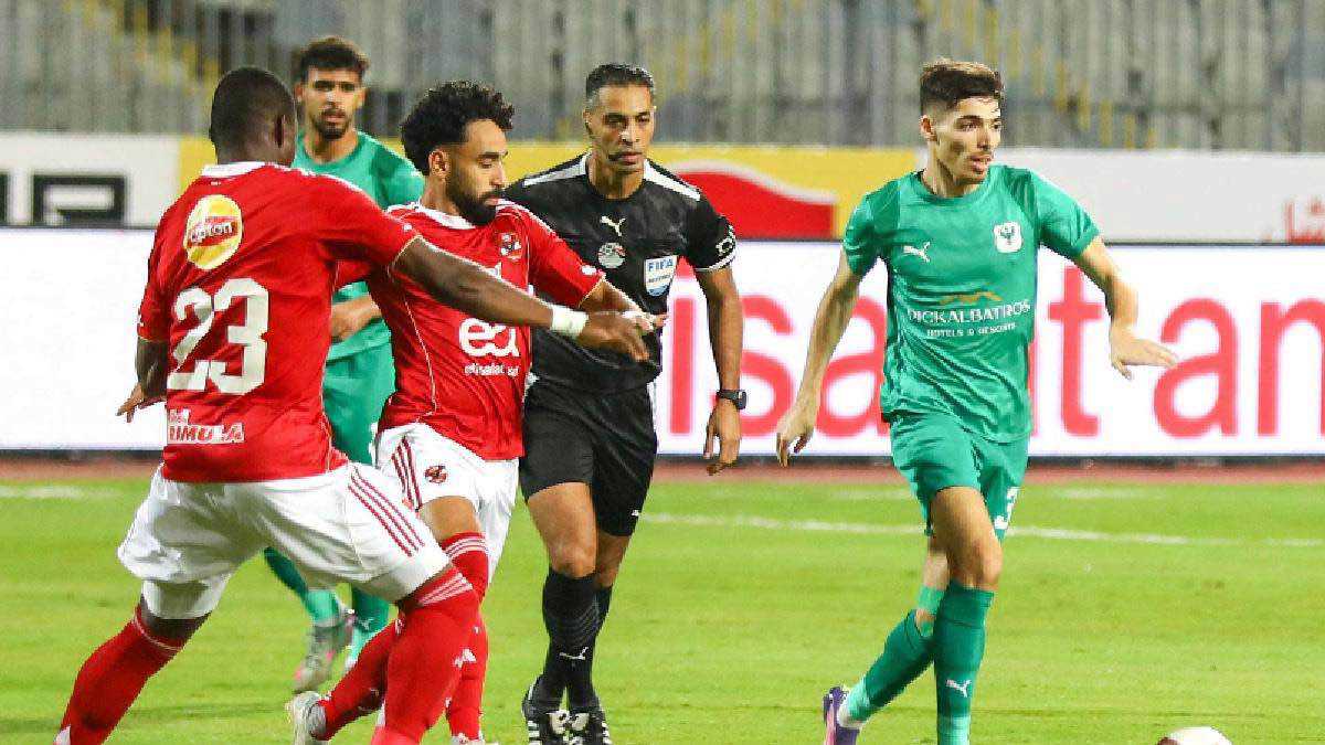 ليست ضربة جزاء.. خبير تحكيمي يفجر مفاجأة حول مباراة الأهلي والمصري