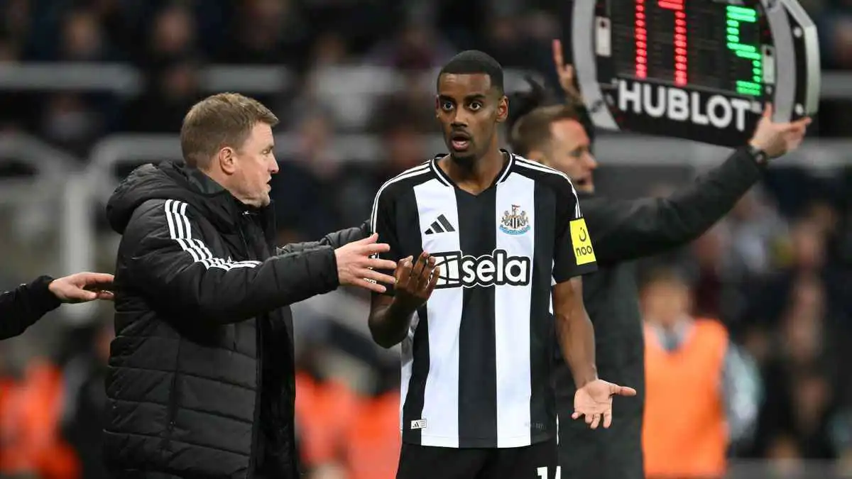 ألكسندر إيزاك ومدربه السابق إيدي هاو 