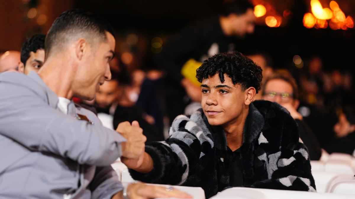 ما الصورة التي جمعت كريستيانو رونالدو بابنه جونيور واكتسحت الإنترنت؟