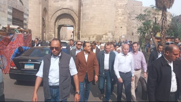 مدبولي يتفقد مشروع إعادة إحياء منطقة باب زويلة وحارة الروم في القاهرة التاريخية