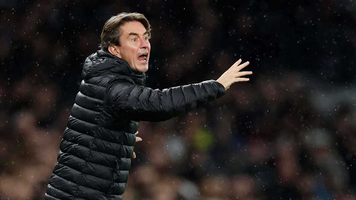 مدرب توتنهام يعلق على اللقطة الصادمة مع لاعبيه بعد الخسارة أمام تشيلسي (فيديو)