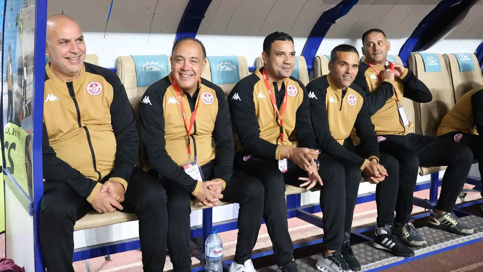 سامي الطرابلسي (يسار) مع مساعديه