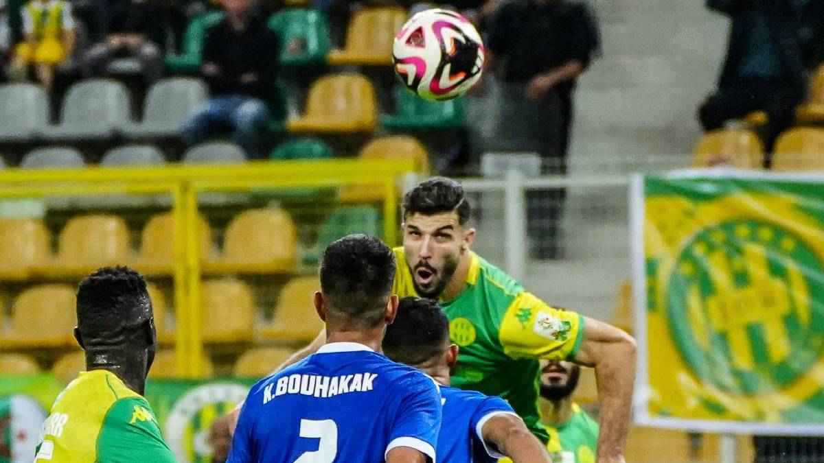 مشجع يطلب الزواج من صديقته في مباراة بالدوري الجزائري (فيديو)